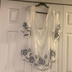 Women’s Torrid BRAND NEW off the shoulder gauze top in size 5.